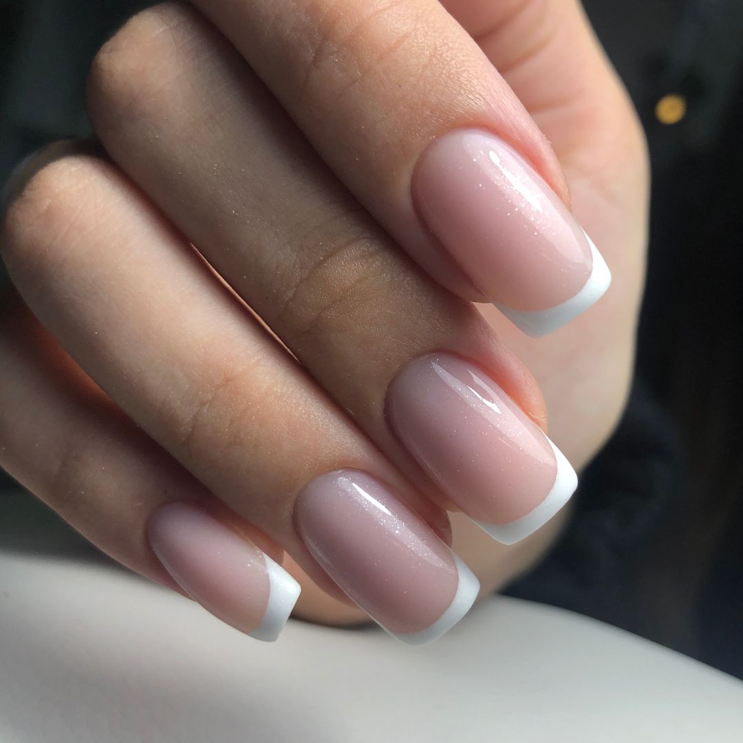 Beauté des mains avec vernis semi permanent french dans un institut de beauté à Liège